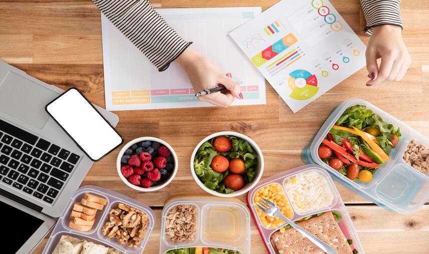 top-view-charts-organic-food-lunch-boxes top-view-charts-organic-food-lunch-boxes